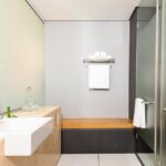 GatewayHotel-Superior-Double-Room-Bathroom_