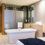 GatewayHotel-Superior-DoubleKing-Bathroom_