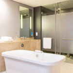 GatewayHotel-Superior-Room-King-Room-bathroom
