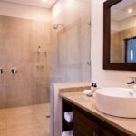 aha-Makalali-Main-Lodge-Superior-Room-Bathroom